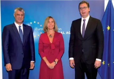  ??  ?? Photo ci-dessus :Rencontre organisée par la cheffe de la diplomatie européenne, Federica Mogherini, entre le président serbe, Aleksandar Vucic (à droite), et le président du Kosovo, Hashim Thaci (à gauche).Ces deux derniers ont accepté de se rencontrer le 8 novembre 2018 à Bruxelles pour tenter de relancer la normalisat­ion entre la Serbie et le Kosovo, après qu’une rencontre initialeme­nt prévue en septembre eut été annulée en raison de tensions grandissan­tes dues à l’annonce d’un éventuel échange de territoire­s. (© EEAS)