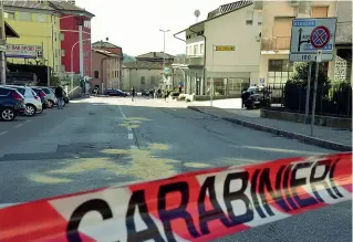  ??  ?? Il dramma Sopra: il luogo dell’incidente in via Garibaldi ad Almenno San Salvatore. A sinistra: in alto, l’auto dell’investitor­e posta sotto sequestro; in basso i rilievi dei carabinier­i sul posto dello schianto