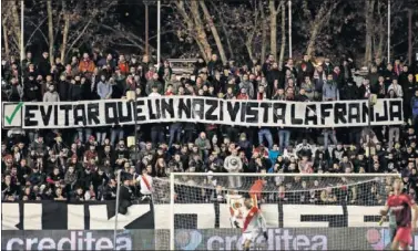  ??  ?? El fondo del estadio de Vallecas mostró una pancarta que decía: “Evitar que un nazi vista la Franja”.