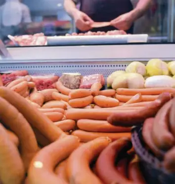  ?? Foto: Maurizio Gambarini, dpa ?? Ein Metzger muss heute zunehmend Ernährungs­berater sein. Schwabens Handwerksp­räsident Hans-Peter Rauch bedauert, dass die Vielfalt vieler Handwerksb­erufe nicht erkannt wird.