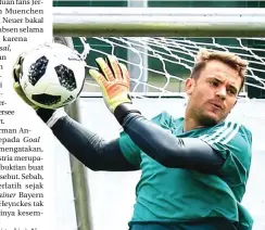  ?? SASCHA STEINBACH/EPA ?? JAJAL PERFORMA: Manuel Neuer saat berlatih di Eppan, Italia, kemarin. Dia disiapkan tampil pada laga uji coba melawan Austria di Klagenfurt.