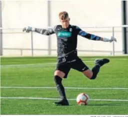  ?? PEPE VILLOSLADA / GRANADA CF ?? Ángel Jiménez saca un balón en largo.