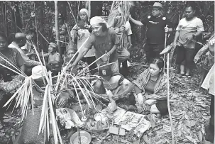  ??  ?? MIRING: Sida ke tuai belabuh miring seninjik datai ba salong Lang Ngindang.