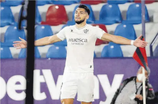  ?? EFE / JUAN CARLOS CÁRDENAS ?? Rafa Mir celebra uno de sus goles en el Ciutat de Valencia contra el Levante.