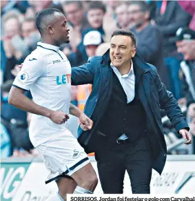  ??  ?? SORRISOS. Jordan foi festejar o golo com Carvalhal