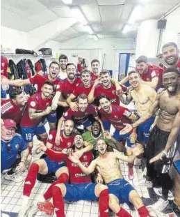  ?? CD TERUEL ?? La plantilla del CD Teruel celebra su triunfo ante el Valencia Mestalla.