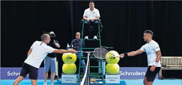  ??  ?? El británico Dan Evans (30 años y 28º del mundo) saluda a su compatriot­a Jay Clarke (21 y 167º) tras su partido del Schroders Battle of the Brits, en el National Tennis Centre de Londres.