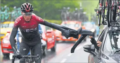  ??  ?? Chris Froome, con los colores del Ineos en el Dauphiné de 2019, la carrera en la que sufrió una grave lesión y le frenó hasta este 2020.