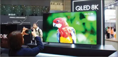  ?? CHEN YUYU / FOR CHINA DAILY ?? Samsung’s QLED 8K television is displayed at the Appliance and Electronic­s World Expo held in Shanghai.