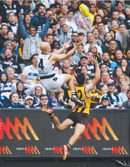 ?? Picture: AFL PHOTOS ?? Geelong’s Gary Ablett pulls in a hanger to help the Cats to victory over Hawthorn yesterday.