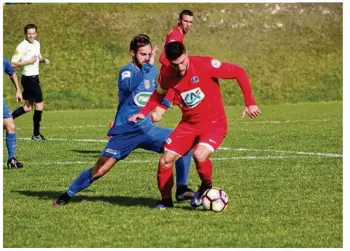  ??  ?? Les locaux, en rouge, n’ont rien lâché pendant 90 minutes.