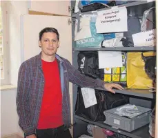  ?? FOTO: ROUVEN SPINDLER ?? Daniel Wendel vor dem Schrank mit den Fundsachen. Im Jahr werden rund 1000 Sachen im Rathaus abgegeben.