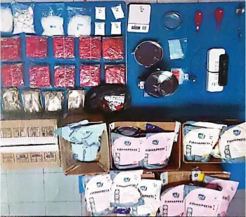  ?? ?? Police photo shows the items confiscate­d by the NCID team during the raid in Miri.