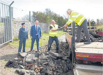  ?? Picture: Paul Reid. ?? Cheryl Stewart and Derek Wann with Gordon Milne and Derek Mcnulty, right, who have stepped in to dispose of the rubble.