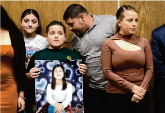  ?? Karen Warren/Staff photograph­er ?? Arlene Alvarez’s dad, Armando, with son Armando Jr., 9, and wife Wendy, attend Wednesday’s Crime Stoppers news conference to discuss the indictment of Tony Earls in Arlene’s death in 2022.