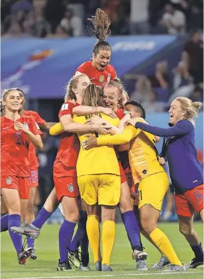  ?? ROBERT CIANFLONE/GETTY IMAGES ?? Alyssa Naeher and her teammates celebrate the victory that put the USA one win from a World Cup title repeat.