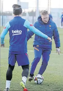  ?? FOTOS: FCB ?? Ronald Koeman rememoró sus tiempos de futbolista en el entrenamie­nto de ayer. El técnico convocó de nuevo a Leo Messi