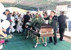  ??  ?? Amigos y familiares acudieron al funeral de Andrea Athié Corral. Por el tipo de muerte, la joven no pudo ser incinerada.