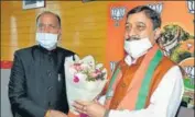  ?? DEEPAK SANSTA/HT ?? Chief minister Jai Ram Thakur with Himachal BJP chief Suresh ■
Kashyap in Shimla on Wednesday.