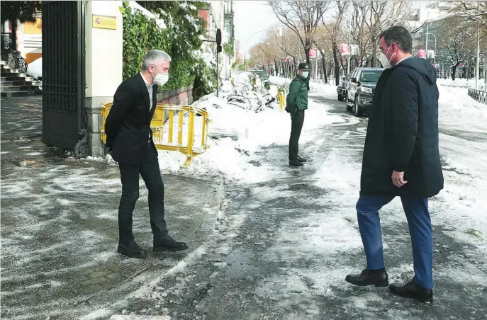  ?? EFE ?? Fernando Grande-Marlaska recibe a Pedro Sánchez, ayer, a su llegada al Ministerio del Interior para presidir la reunión de coordinaci­ón de Protección Civil