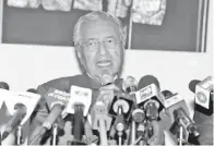  ?? Bernama — Gambar ?? SOAL JAWAB BERSAMA MEDIA: Dr Mahathir ketika sidang media pada majlis penyerahan kad keanggotaa­n BERSATU kepada enam Anggota Parlimen yang telah keluar UMNO di Yayasan Kepimpinan Perdana di Putrajaya, Rabu.