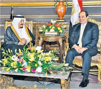  ?? F.: AFP / Egyption Presidency ?? König Salman bei Ägyptens Präsident Sisi. Nun ist klar, warum saudi-arabische Medien den Besuch im Vorfeld „historisch“nannten: Kairo bestätigte Riads Souveränit­ät über die Straße von Tiran.