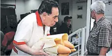  ?? FOTO: AGENCIA AFP ?? La escasez ha obligado a los panaderos a subir el precio.