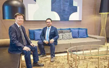  ??  ?? Henry Yap, general manager of Robinsons Luxuria, Residences and Communitie­s with interior designer Frenjick Quesada, design principal of Design HQ (Hirayama + Quesada) at the lobby of The Sapphire Bloc