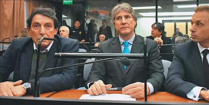  ??  ?? BANQUILLO. El ex funcionari­o estuvo ayer en Comodoro Py, donde se declaró inocente y se mostró tranquilo a la espera de su absolución. Los jueces considerar­on que el delito por