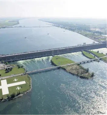  ?? PHOTO D’ARCHIVES ?? La centrale hydroélect­rique de Beauharnoi­s est l’une des plus grandes au monde avec ses 38 groupes turbines-alternateu­rs alignés sur près d’un kilomètre.