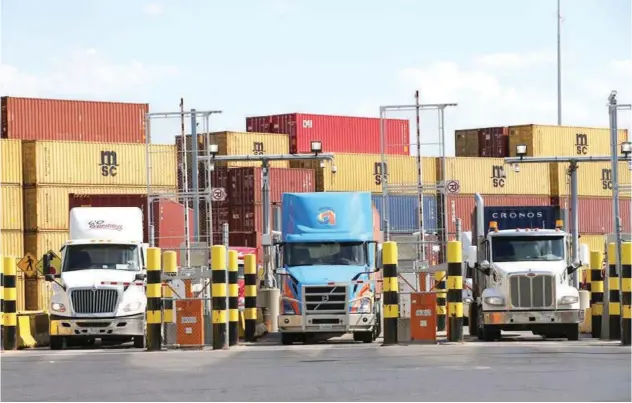  ?? R euters ?? ±
Trucks loaded with shipping containers leave the Port of Montreal in Montreal, Quebec, Canada.