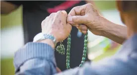  ?? MARIE-FRANCE COALLIER LE DEVOIR ?? Mohammad Nabi Adel, un Afghan qui vit ici depuis environ cinq ans, triture son tasbeeh, une sorte de chapelet islamique, assis sur un banc dans un parc de Sherbrooke.