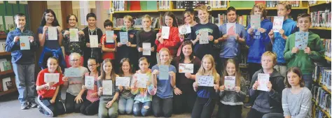  ?? [WHITNEY NEILSON / THE OBSERVER] ?? Members of the Canadian military stationed in Afghanista­n will receive colourful, uplifting Christmas cards from Park Manor’s Grade 7 students. Pictured is teacher Sara McEachern’s 7-1 class.