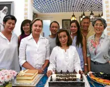  ??  ?? One Saturday lunch was a late birthday celebratio­n with, from left, Bernice Ocampo, Jojo Ongsiako, Margie Moran-Floirendo, Lito Domantay, Tokie Enriquez, Rina Go, Renato Enriquez and Irene Marcos Araneta.