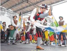  ?? FOTO: FELIX KÄSTLE ?? Trommler und Fahnenschw­inger zeigen ihr Können: Das ist der Auftakt zum Ravensburg­er Rutenfest.