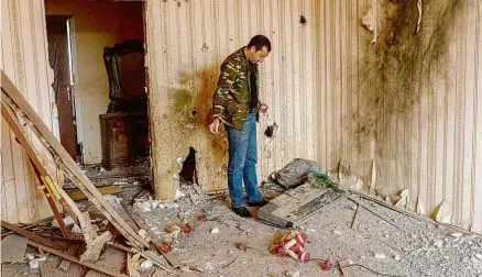  ?? Bulent Kilic/AFP ?? Morador observa cômodo destruído de sua casa, atingida pelo confronto em Nagorno-Karabakh