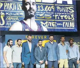  ?? FOTO: MANEL. MONTILLA ?? Rubio, Sada, Marc y Pau Gasol, Trias y Grimau, flanqueand­o a Navarro