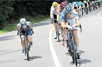  ?? Foto: AP ?? Efektní i efektivní Při prudkých sjezdech cyklisté často hledají lepší aerodynami­ckou pozici, jako to předvádí Belgičan Julien Vermote (vlevo). Na letošní Tour vede velká část kilometrů z vysokých kopců dolů.
