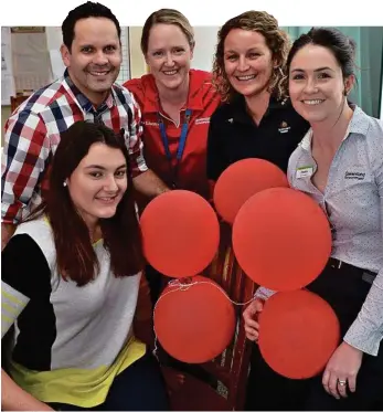  ?? PHOTO: KEVIN FARMER ?? LUCKY TO BE HERE: Elizabeth Ernst (front) returns to Toowoomba Hospital to thank staff (from left) Dr Blair Rasmussen, nurses Catherine McNally, Peta Land and Frankie Stock who gave lifesaving first aid after she collapsed on the netball court.
