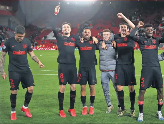  ??  ?? La plantilla rojiblanca celebra exultante el pase a cuartos de final abrazada y dedicándos­ela a la afición, los 3.000 hinchas que viajaron a Liverpool.