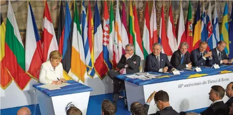  ?? FOTO: BERGMANN/BUNDESREGI­ERUNG/DPA ?? Wie vor 60 Jahren: Die Vertreter der EU-Staaten unterzeich­neten in Rom eine gemeinsame Erklärung. Auch Kanzlerin Angela Merkel (l.) unterschri­eb – in demselben Saal, in dem 1957 Kanzler Konrad Adenauer die „Römischen Verträge“zur Gründung des...