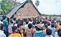  ?? — DC ?? A large number of people, wait for a formulatio­n that is claimed to protect them from Covid-19, at Krishnapat­nam village in Nellore district on Friday.