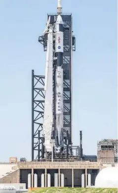  ?? FOTO: MANUEL MAZZANTI ?? > El cohete Falcon 9 y la Crewdragon Endeavour, listos para su despegue en la plataforma 39-A del Centro Espacial Kennedy.