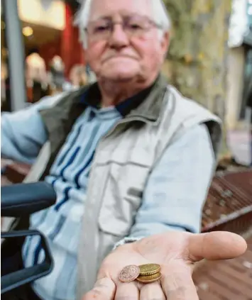  ?? Symbolfoto: Malte Christians /dpa ?? Immer mehr Rentner müssen ihre schmale Rente mithilfe des Staats aufstocken. In Ulm gelten etwa 1450 Senioren über 65 Jahre als armutsgefä­hrdet. Tendenz steigend. ULM ULM