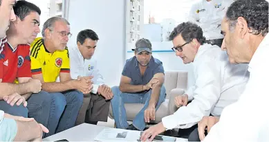  ?? FOTOS JESúS RICO ?? El director (e) de Cormagdale­na, Luis F. Andrade, explica el plan que implementa­rán. Lo escuchan el director de la CCI, Carlos Rosado; el gobernador Eduardo Verano, el ministro Jorge Eduardo Rojas, el alcalde Alejandro Char y Antonio Felfle, asesor del...