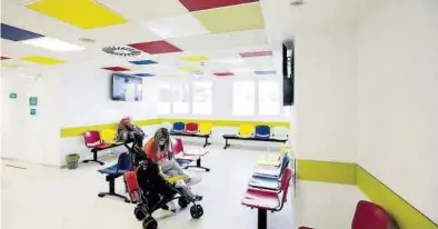  ?? CHUS MARCHADORL ?? Cambio radical. La sala de espera de Urgencias del Hospital Materno-Infantil tras su reforma en el 2019.