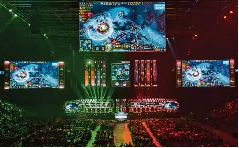  ?? Foto: Daniel Bockwoldt, dpa ?? Die Zuschauer strömen in Scharen: Die Arena in Hamburg war im Oktober 2017 voll, als die Teilnehmer des E Sport Events in der Hansestadt das Computersp­iel Dota 2 spiel ten. Die Spieler haben teilweise den Status von Stars.