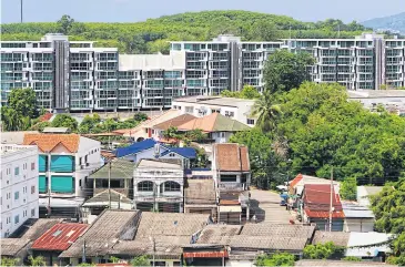  ?? TAWATCHAI KEMGUMNERD ?? A condo project in Phuket. Demand for luxury units has been tipped to grow.