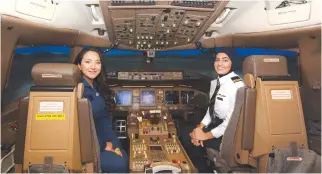  ??  ?? Shaesta Waiz and Bakhita Al-Muheiri at the state-of-the-art simulator at Emirates Aviation College.