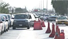  ??  ?? El caos vehicular fue caracterís­tico de todos los módulos de vacunación.